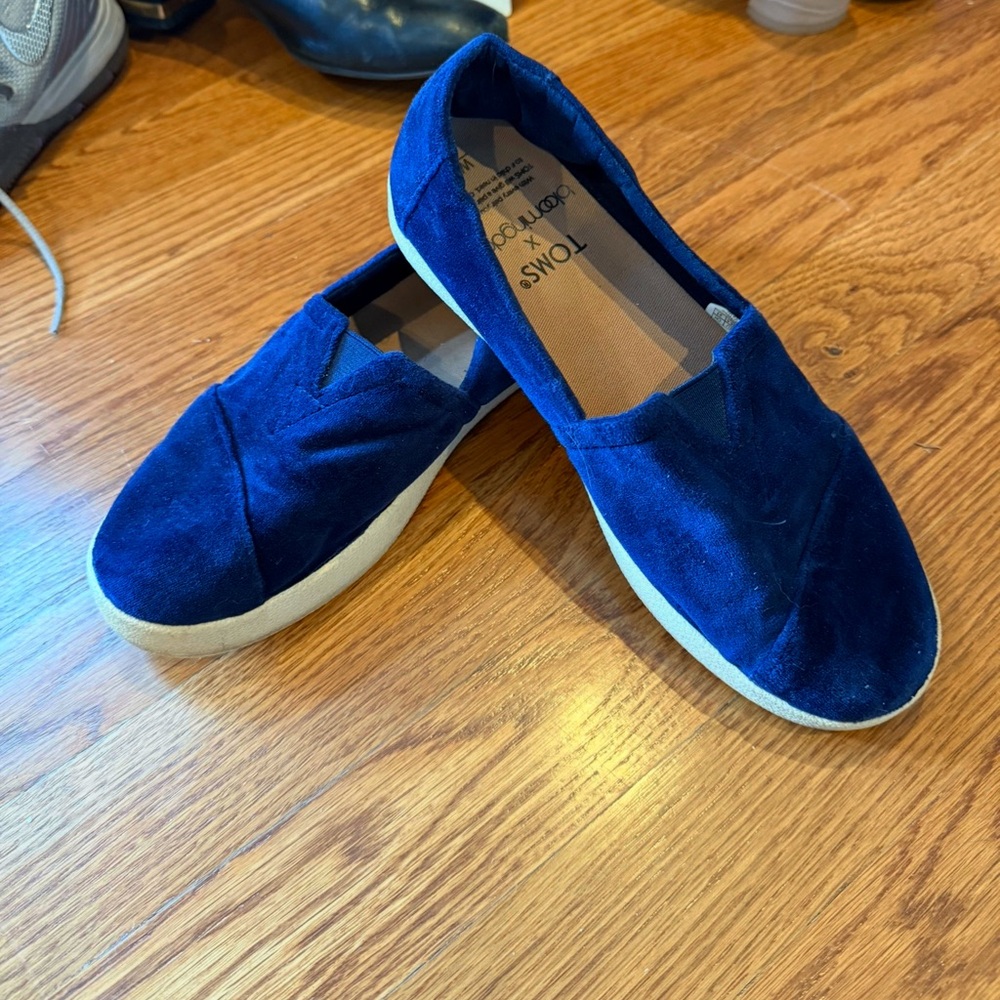TOMS x Bloomingdales Blue Velvet Avalon Slip Ons size 6
Sock liners always worn